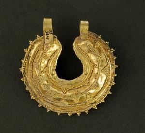 Earring Crescentic
Photographer:Clara Amit