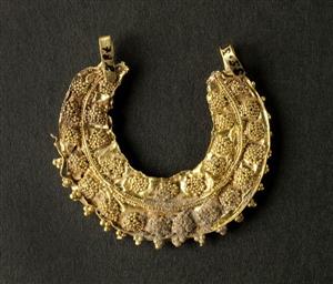 Earring Crescentic 
 Photographer:Clara Amit
