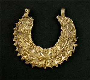 Earring Crescentic
Photographer:Clara Amit