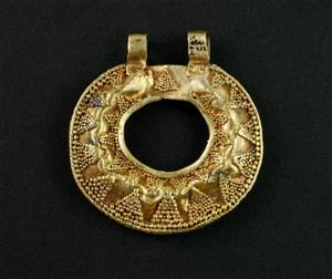 Earring  
 Photographer:Clara Amit