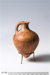 Piriform Juglet Miniature 
 Photographer:Meidad Suchowolski