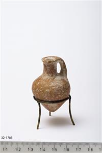 Piriform Juglet Miniature 
 Photographer:Meidad Suchowolski