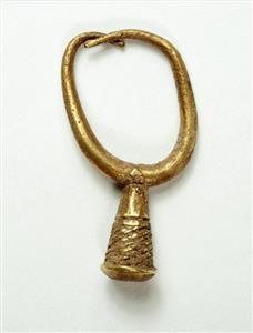 Earring Engraved 
 Photographer:Clara Amit
