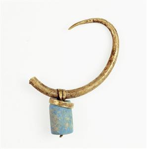 Earring  
 Photographer:Clara Amit