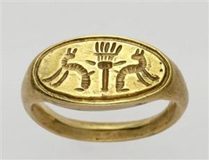 Signet Ring Engraved
Photographer:Clara Amit
