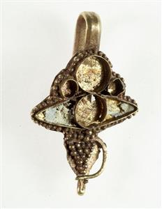 Earring Decorated in Relief
Photographer:Clara Amit