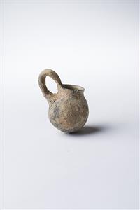 Juglet Loop Handle 
 Photographer:Meidad Suchowolski