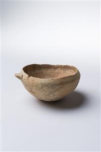 Small Bowl Lug Handle 
 Photographer:Meidad Suchowolski