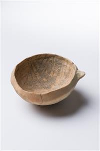 Small Bowl Lug Handle 
 Photographer:Meidad Suchowolski