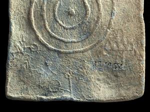 Weight Inscribed
Photographer:Clara Amit