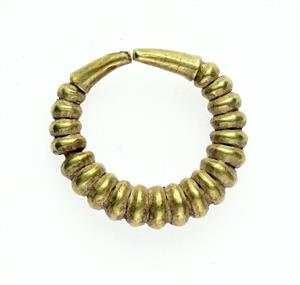 Earring Ribbed 
 Photographer:Clara Amit