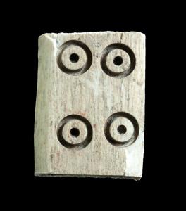 Inlay Incised 
 Photographer:Clara Amit
