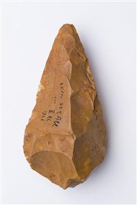 Almond-Shaped Hand Axe  
 Photographer:Meidad Suchowolski