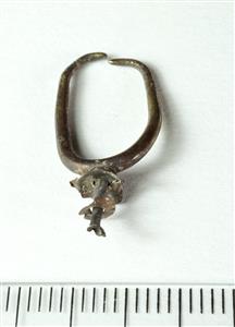 Earring
Photographer:Clara Amit