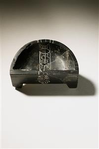 Cosmetic Bowl Tripod 
 Photographer:Meidad Suchowolski