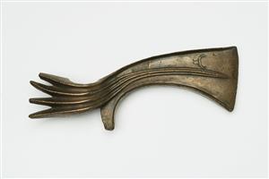 Pronged Axe Incised 
 Photographer:Meidad Suchowolski