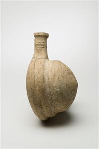 Pilgrim Flask Pared
Photographer:Meidad Suchowolski