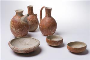 Small Bowl Slipped Red 
 Photographer:Meidad Suchowolski