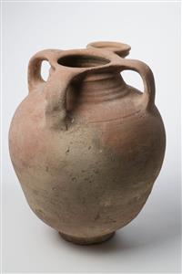 Pillar-Handled Jar
Photographer:Meidad Suchowolski