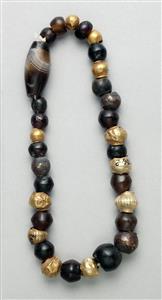 Necklace  
 Photographer:Clara Amit