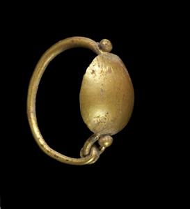 Earring  
 Photographer:Clara Amit