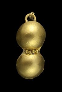 Earring  
 Photographer:Clara Amit