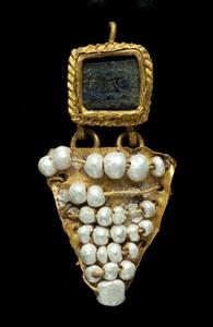 Earring
Photographer:Clara Amit