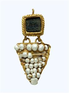 Earring
Photographer:Clara Amit