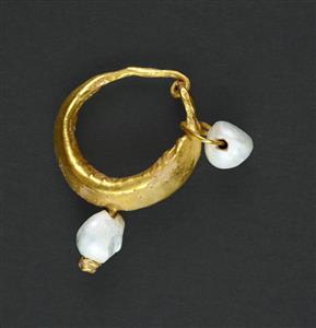 Earring  
 Photographer:Clara Amit