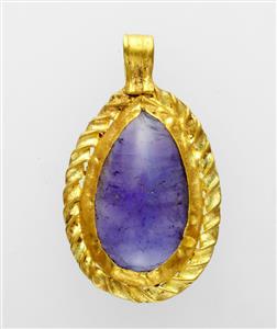 Pendant  
 Photographer:Clara Amit