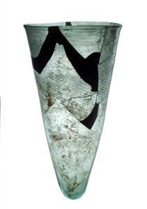 Stemmed lamp  
 Photographer:Clara Amit