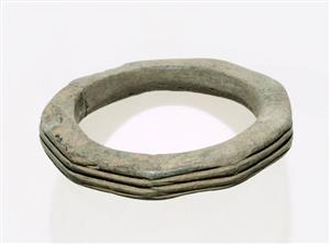Bracelet  
 Photographer:Clara Amit
